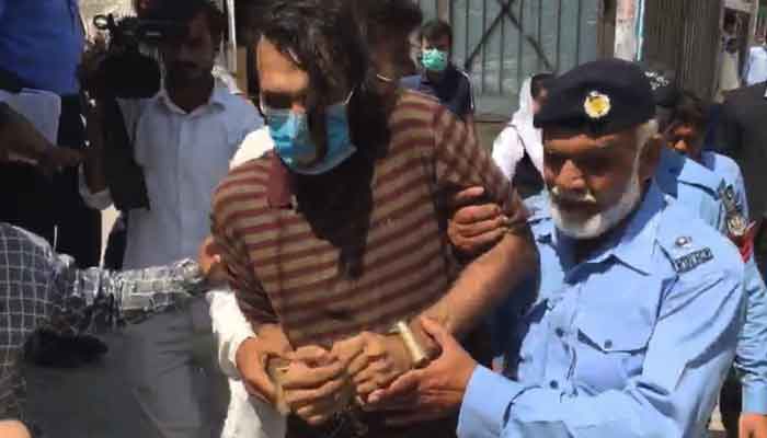 Zahir Jaffer, in handcuffs, being brougtht to an Islamabad court by police officers. Photo: File