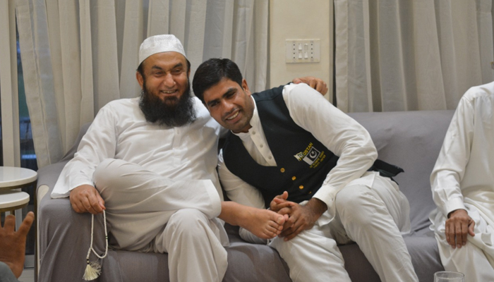 Pakistani javelin thrower (right) meets Maulana Tariq Jameel. — Twitter/Arshadnadeem76
