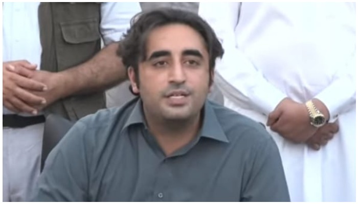 PPP Chairman Bilawal Bhutto-Zardari speaking to the media on August 30, 2021, in Sukkur. Photo: Screengrab via Hum News.