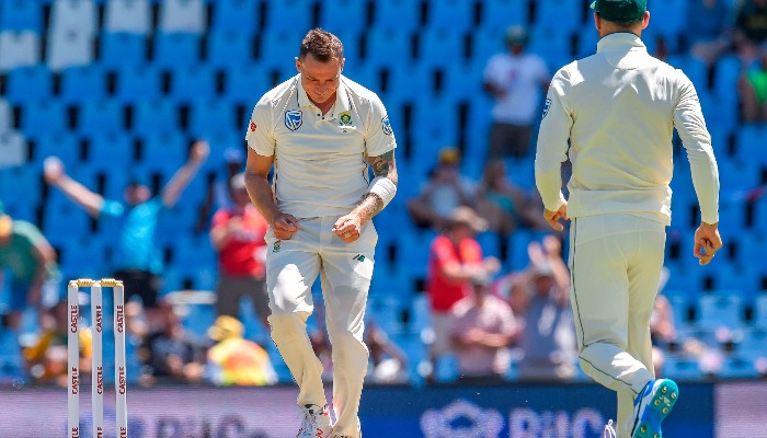 South Africa´s Dale Steyn (L) celebrates after getting the wicket of Pakistan´s Fakhar Zaman during day one of the 1st cricket test match between South Africa and Pakistan at SuperSport Park cricket stadium in Pretoria on December 26, 2018. Photo: AFP