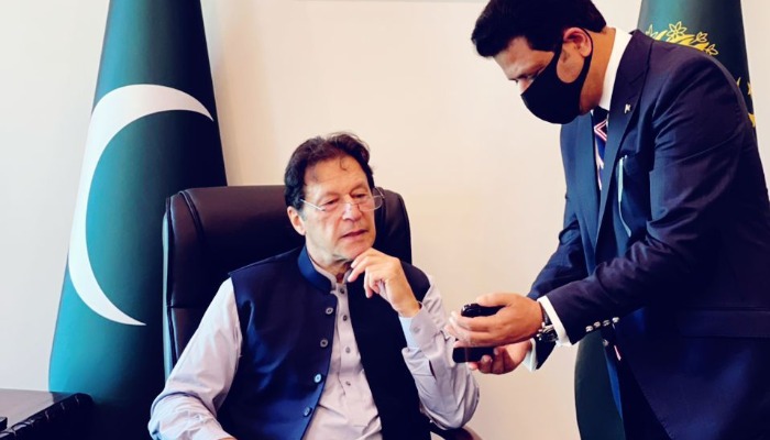 Prime Minister Imran Khan being briefed on how NADRAs mobile application works. Courtesy: Press Release by NADRA.