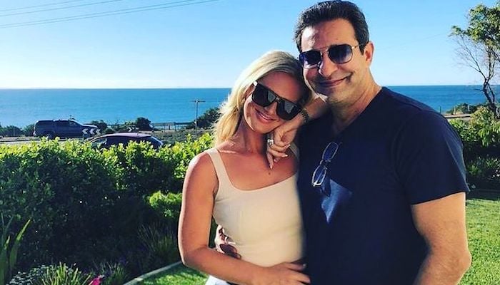 Shaniera Akram (left) and Wasim Akram pose for a picture. Photo: Instagram/ iamshaniera