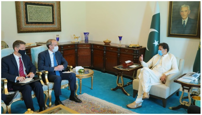 Prime Minister Imran Khan (R) meeting with British Foreign Secretary Dominic Raab (C), on September 3, 2021. — Photo courtesy Prime Minister Office