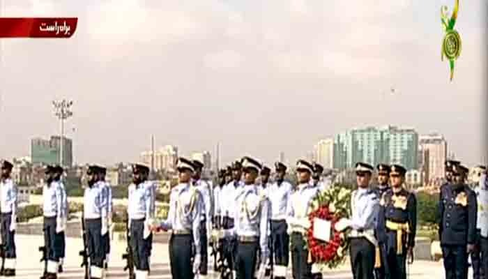 Floral wreath being laid on the Quaid-e-Azams mausoleum. Photo: Geo News screengrab