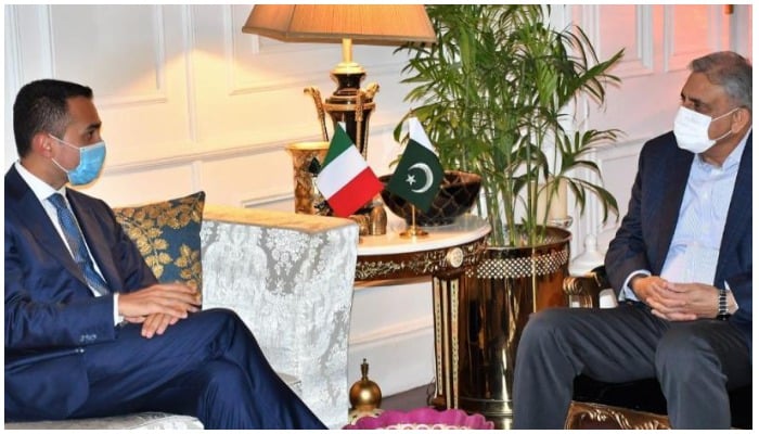 Luigi Di Maio (L) in meeting with COAS General Qamar Javed Bajwa (R)