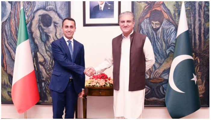 FM Qureshi expressed pleasure to welcome Italian FM Luigi Di Maio to Pakistan. Photo —Twitter/SMQureshiPTI