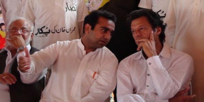 Kamran speaks to Imran Khan as PTI leader Ejaz Chaudhry looks on.