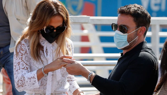 Ben Affleck takes Jennifer Lopez to Venices Lido Beach on a romantic trip