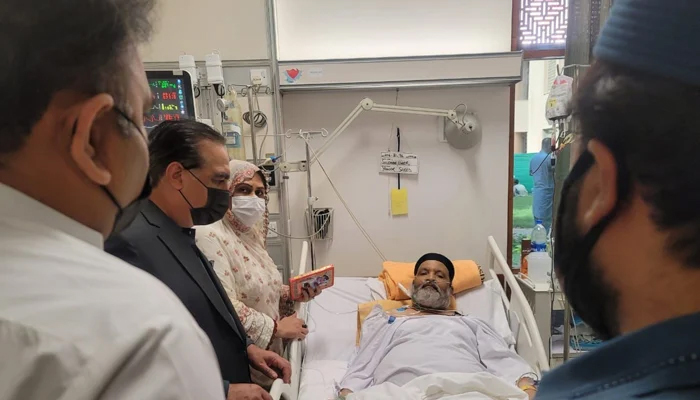 Governor Sindh Imran Ismail and Federal Minister for Information Fawad Chaudhry visit Umer Sharif at a private hospital in Karachi. — Social media