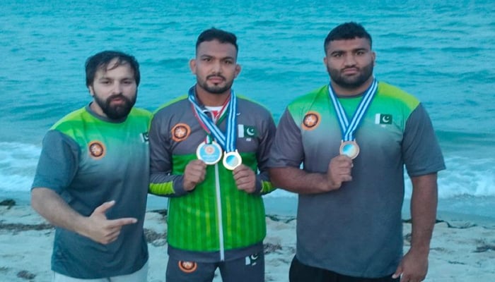 Pakistan’s most celebrated wrestler Inam Butt (centre) shows his medal after winning thethird tournament of Beach Wrestling World Series 2021 in Greece, on September 11, 2021. — Geo News