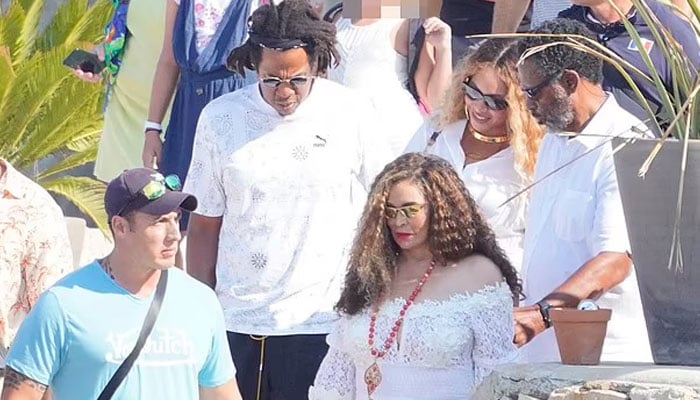 Beyonce stuns in thigh-skimming mikniskirt as she enjoys lunch with Jay-Z