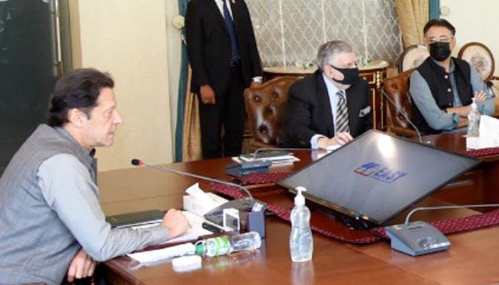 PM Imran Khan chairs meeting with Chinese businessmen with Shaukat Tarin and Asad Umar in attendance. Photo: The News