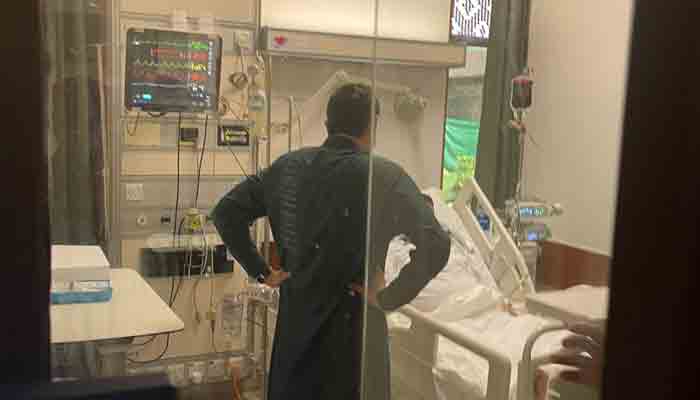 Sindh government spokesman Murtaza Wahab visiting Umer Sharif at a private hospital.