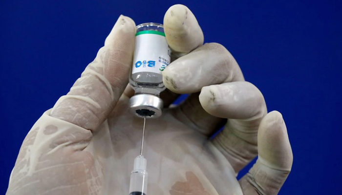 A paramedic prepares a dose of the coronavirus disease (COVID-19) vaccine before administering it to a resident, at a vaccination centre in Karachi, Pakistan April 1, 2021. — Reuters/File