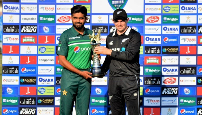 Pakistan skipper Babar Azam (left) and New Zealand captain Ton Latham hold the trophy for the ODI series. — Twitter/TheRealPCB