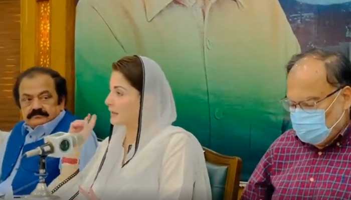 PML-N Vice President Maryam Nawaz (C) addressing a gathering of workers belonging to the partys Bahawalpur division, alongside Rana Sanaullah (L) and Ahsan Iqbal, in Lahore, on September 16, 2021. — Twitter/PML-N