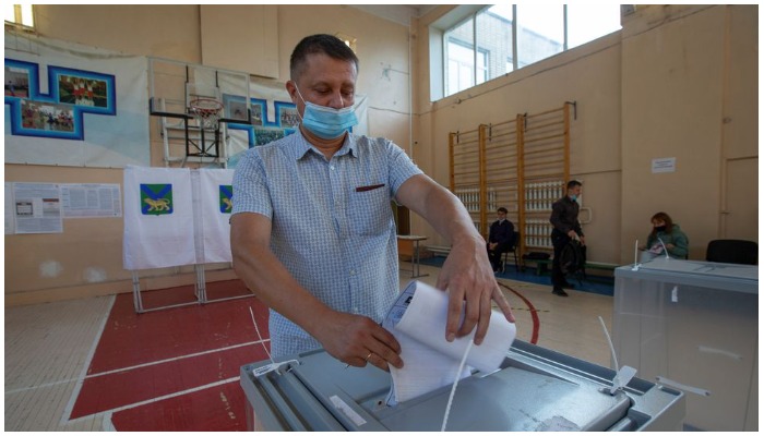 A man casts his ballots at the last day of a three-day long parliamentary elections in the far eastern city of Vladivostok, Russia September 19, 2021. Photo Reuters