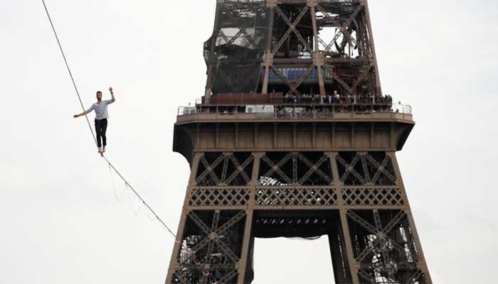 French slackliner wows crowd with Eiffel Tower performance