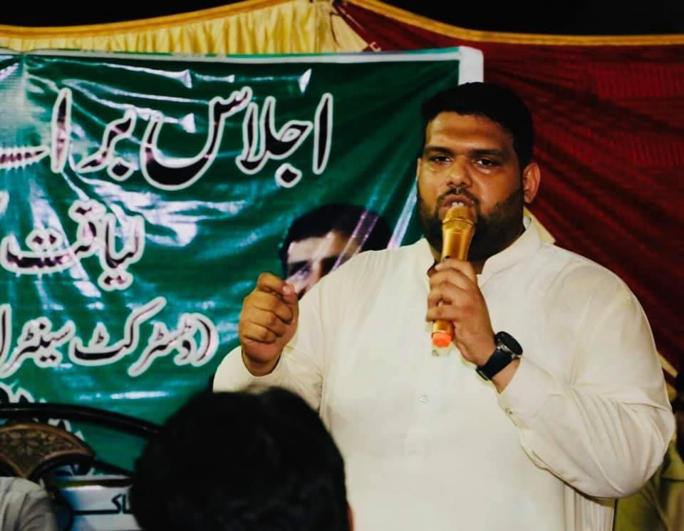 Nadir Qureshi speaks to a crowd of PSP supporters.