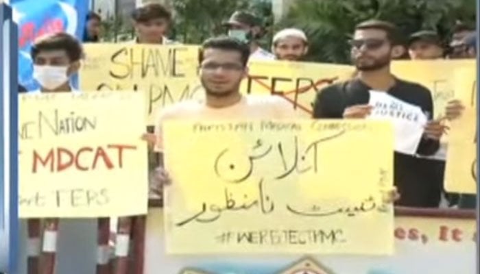 Students staging demonstrations outside the Supreme Court Karachi Registry against the online test of MDCAT.   Photo: Screengrab via Geo News