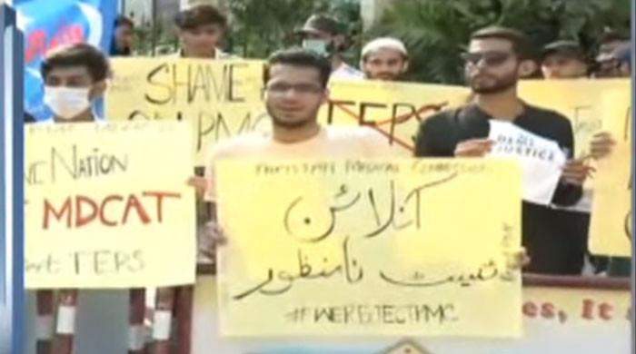 MDCAT 2021: Students protest outside SC Karachi Registry against 30-day exam