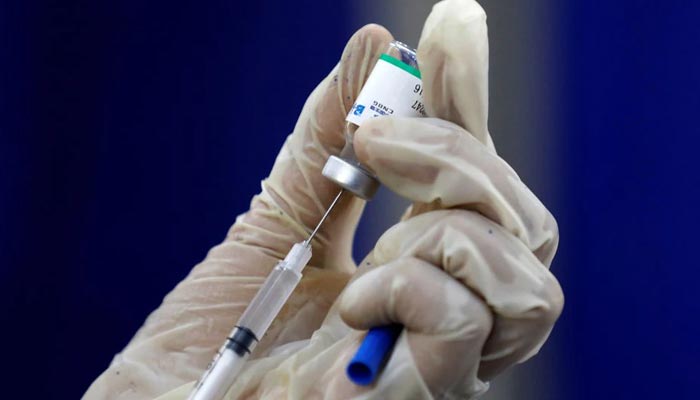 A paramedic prepares a dose of Sinopharms coronavirus disease (COVID-19) vaccine before administering it to a resident, at a vaccination center in Karachi, Pakistan March 22, 2021. Photo: Reuters