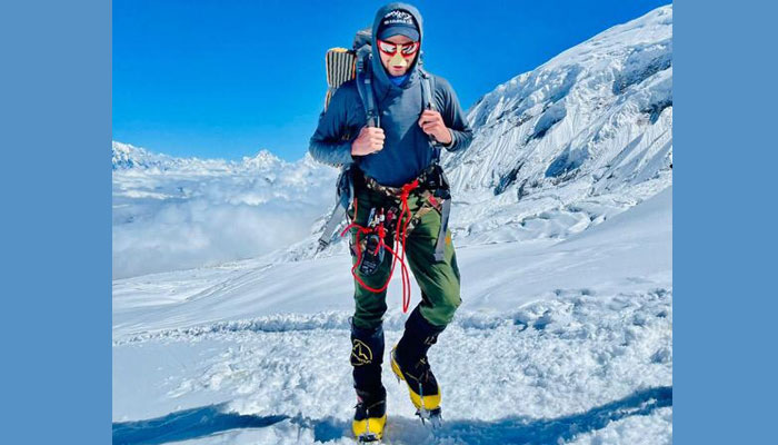 Shehroze Kashif reaches the summit of  Manaslu.