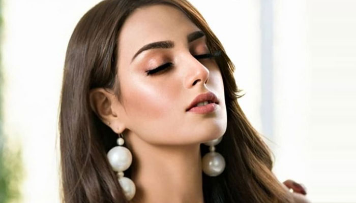 Iqra Aziz shares her awe-inspiring snaps from Lux Style Awards
