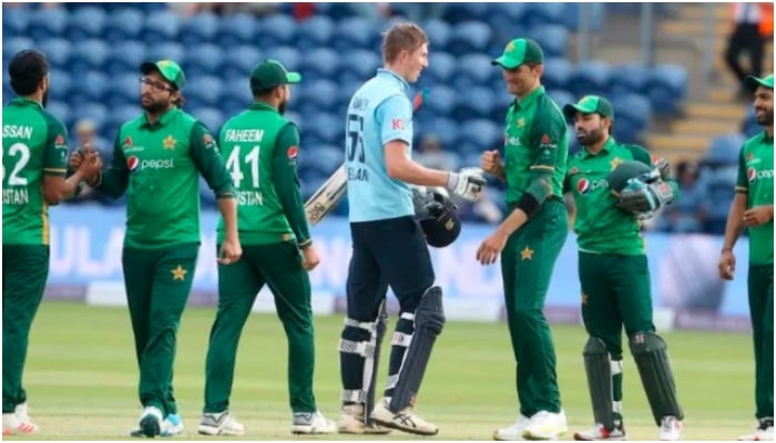 Pakistan and England playes shake hands after a match. Photo: AFP