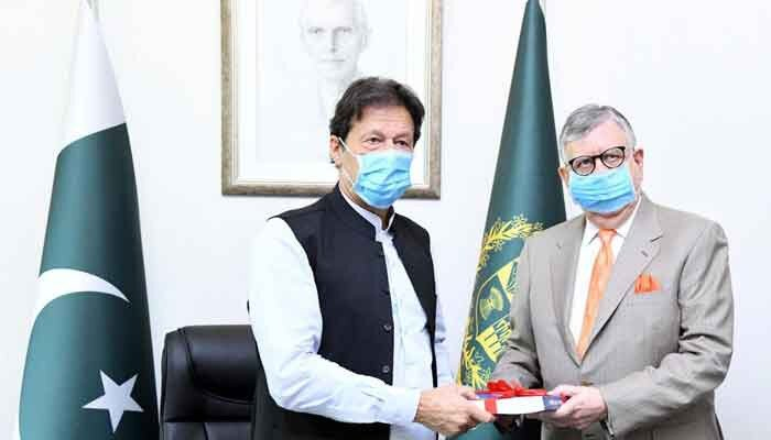Minister for Finance Shaukat Tarin presenting the Pakistan Economic Survey for FY2021-22 to Prime Minister Imran Khan, on June 10, 2021. — PID/File