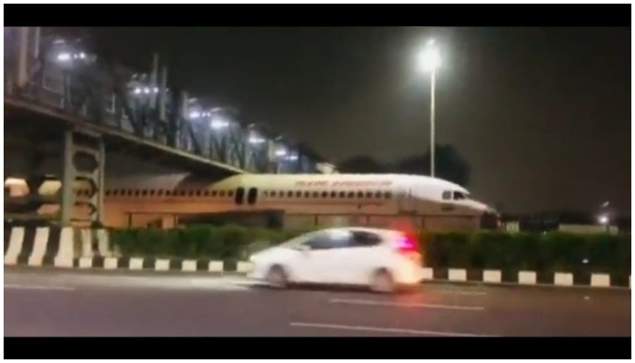 Pesawat India terjebak di bawah jembatan di Delhi