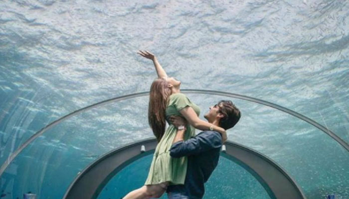 Minal Khan, Ahsan Mohsin Ikram pen love letters with magical under water photos