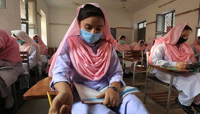 Students wear protective masks maintaining safe distance as they attend a class amid the coronavirus disease (COVID-19) pandemic, in Peshawar, Pakistan. Photo: Reuters