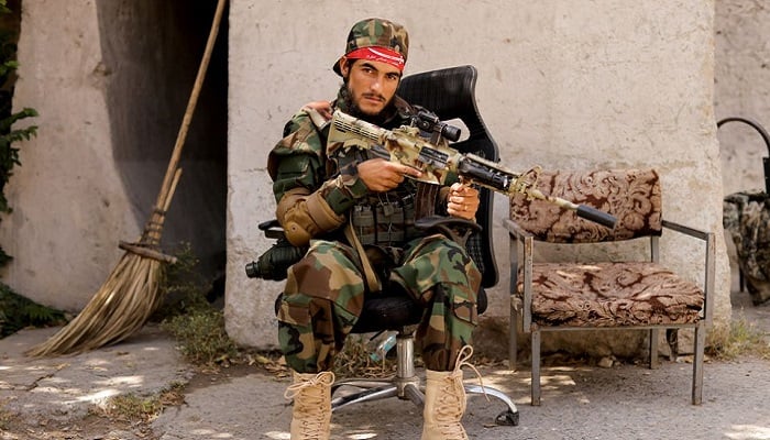 A Taliban soldier sits outside a news conference where Taliban officials announced they will start issuing passports to its citizens again following months of delays that hampered attempts by those trying to flee the country after the Taliban seized control, in Kabul, Afghanistan October 5, 2021. Photo: Reuters