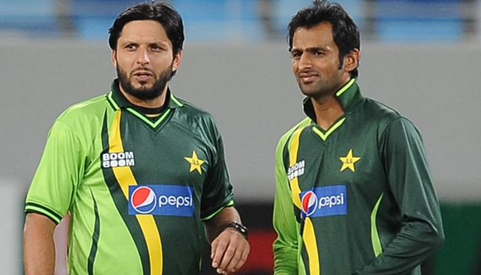 Former Pakistan skipper Shahid Afridi (left) and Shoaib Malik. — AFP/File