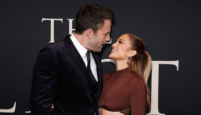 Ben Affleck, Jennifer Lopez put on PDA-packed display at movie premiere