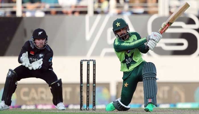 Shadab Khan bats as New Zealand’s wicketkeeper Tim Seifert (L) looks on during the first T20 international cricket match between New Zealand and Pakistan at Eden Park in Auckland on December 18, 2020. Photo: AFP