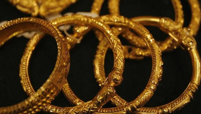 Gold jewellery is displayed in a jewellery shop in Kolkata December 15, 2009. — Reuters/File