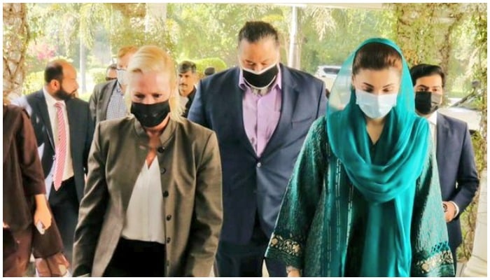 US Charge d Affairs to Pakistan Angela Aggeler (L) and PML-N Vice President Maryam Nawaz (R). Photo: Twitter/@MaryamNSharif