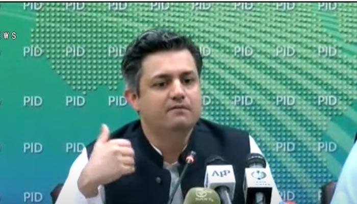 Federal Minister for Energy Hammad Azhar speaking during a press conference on Friday, October 15, 2021. Photo: Screengrab via Hum News Live.