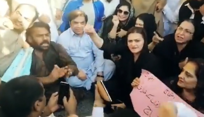 PML-N spokesperson Marriyum Aurangzeb chanting anti-government slogans during a protest in Rawalpindi on October 20, 2021. — Twitter/@pmln_org