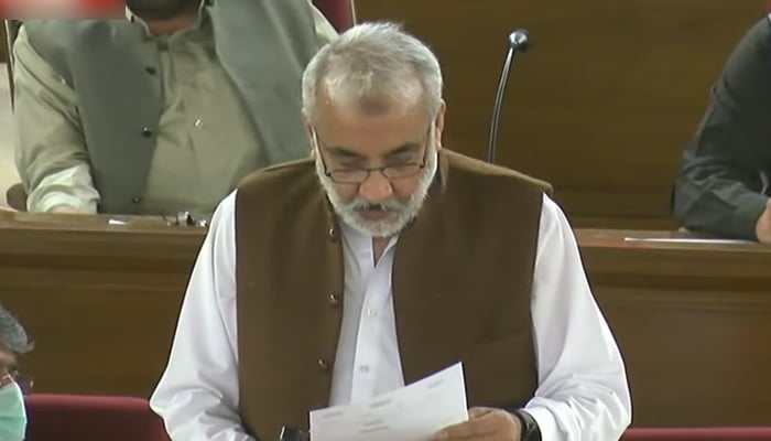 BAP spokesperson Abdul Rehman Khetran presenting the no-confidence motion against Balochistan Chief Minister, Jam Kamal Khan, before the assembly on Wednesday, October 20, 2021. — Screengrab via Hum News Live.