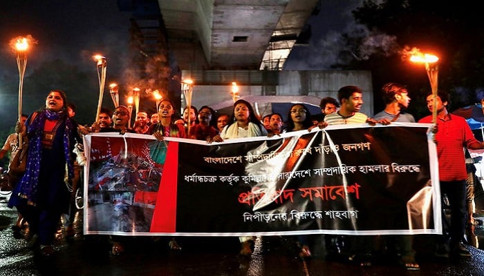 Bangladeshi activists join in a torch procession demanding justice for the violence against Hindu communities during Durga Puja festival in Dhaka, Bangladesh, October 18, 2021. Photo: Reuters