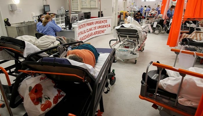 Medical professionals assist coronavirus disease (COVID-19) patients in the overcrowded intensive care unit at the Emergency Hospital Bagdasar-Arseni, in Bucharest, Romania, October 19, 2021. Photo: Reuters