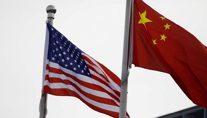 In this file photo, Chinese and US flags flutter outside the building of an American company in Beijing, China January 21, 2021. Photo: Reuters
