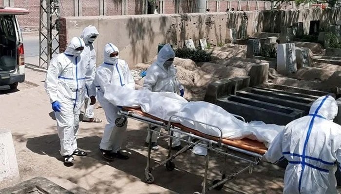 Paramedics carrying a deceased person infected with COVID-19 . Photo: Geo.tv/file