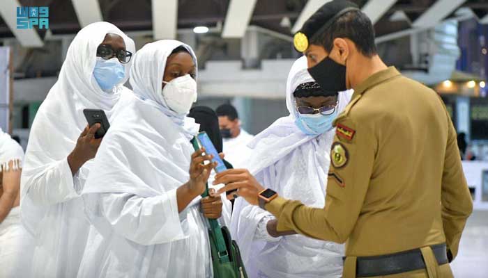 Saudi police officer checks pilgrims for vaccination details on their smartphone, after authorities announced the easing of coronavirus disease restrictions at the Grand Mosque in the holy city of Makkah, Saudi Arabia. Photo: Reuters/Saudi Press Agency