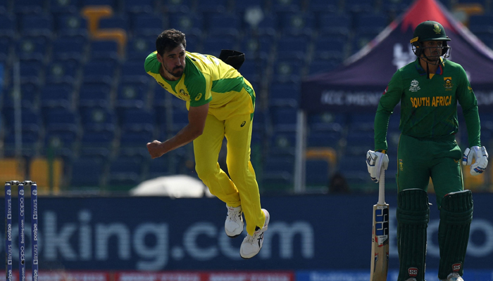 Australia´s Mitchell Starc (L) bowls as South Africa´s Quinton de Kock watches during the ICC menâ€™s Twenty20 World Cup cricket match between Australia and South Africa at the Sheikh Zayed Cricket Stadium in Abu Dhabi on October 23, 2021. — AFP