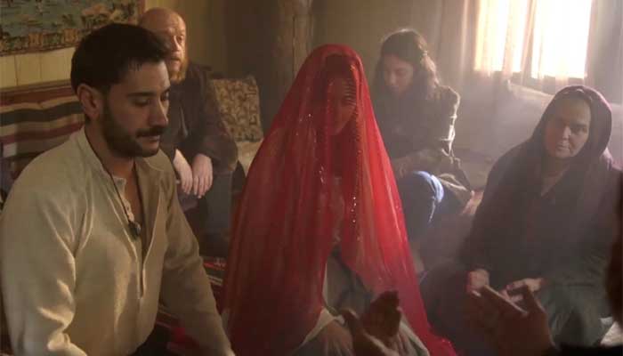 Esra Bilgic gets married to co-star Ugur Gunes in latest trailer of ‘Kanunsuz Topraklar’