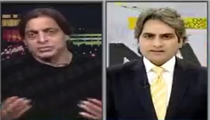 Former Pakistan fast bowler Shoaib Akhtar (left) and Indian journalist Sudhir Chaudhry. Photo: Zee News screengrab